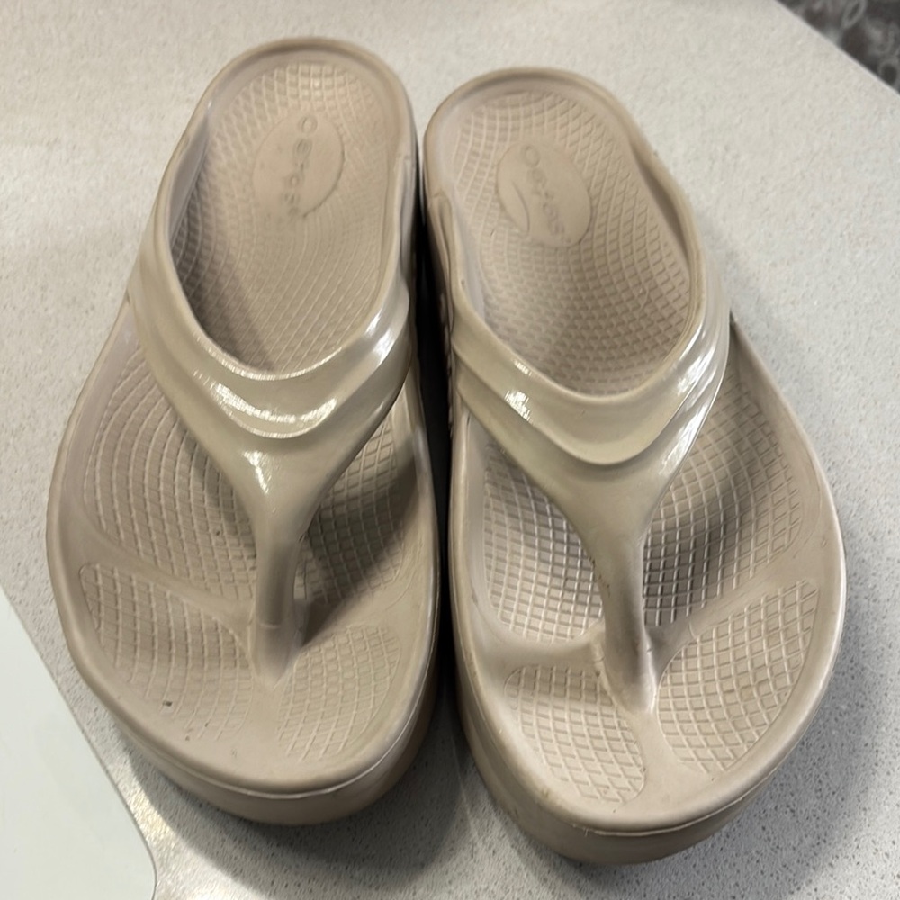OOFOS Tan Sandals Comfortable Foam Design